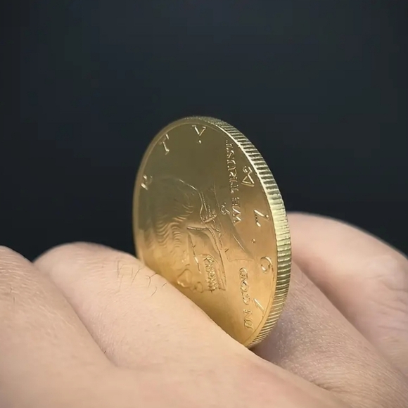 Trump collectible commemorative gold coin.  1.57" in case - Picture 3 of 5